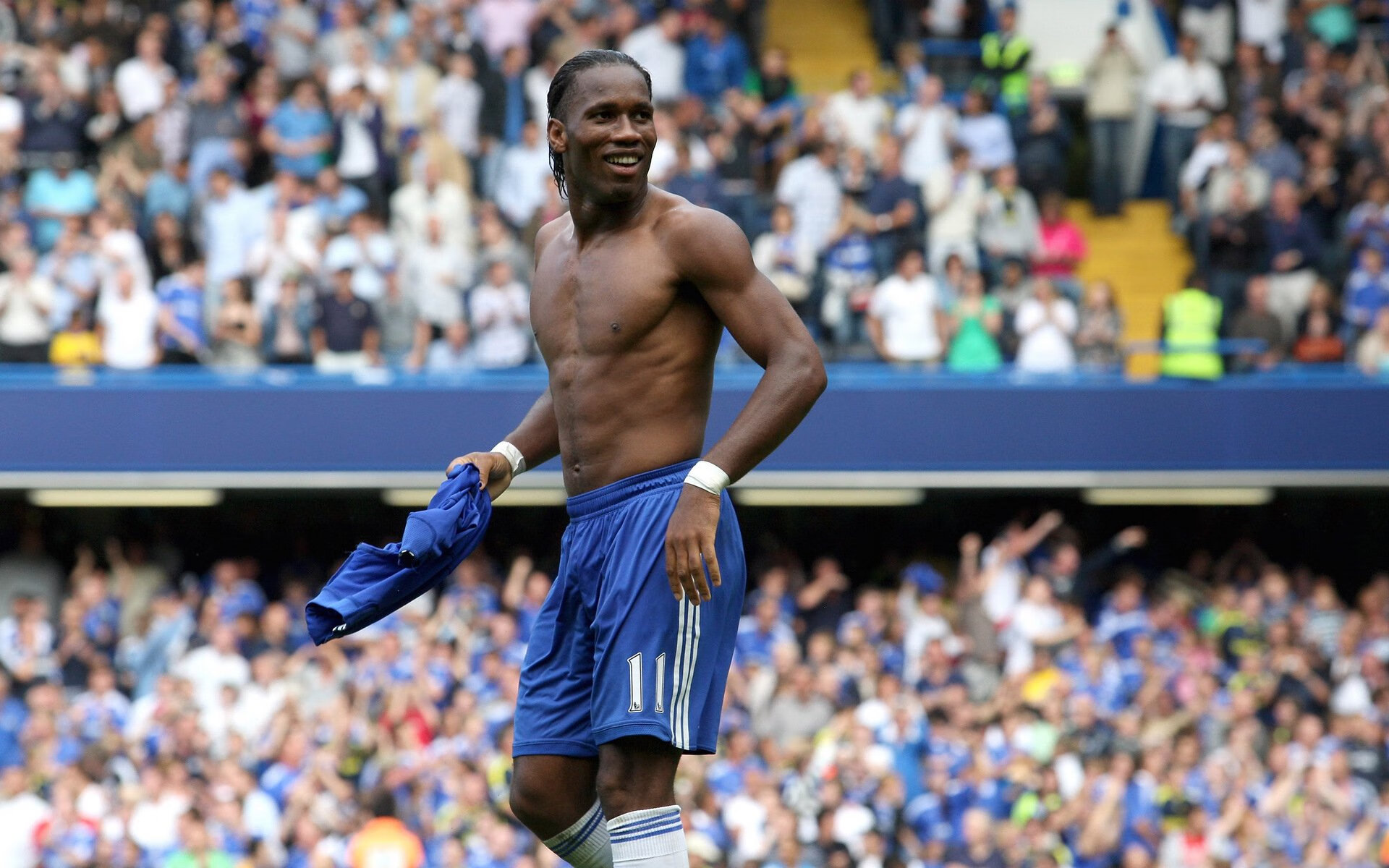 上海海港发布新赛季球衣设计引热议，2021赛季上海海港最新球衣